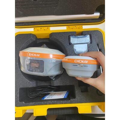 CHC i76 RTK GNSS Receiver with 1048 GNSS Channels, Integrated Full Wave Fence Antenna, and 11,600 mAh Battery for High-Precision Surveying